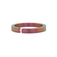 Cargar imagen en el visor de la galería, Roze gekleurde titanium ring bezet met 1 briljant geslepen diamant van 0.03 crt kleur top wesselton kwaliteit si maat 17.25/54 model r9441 €135

