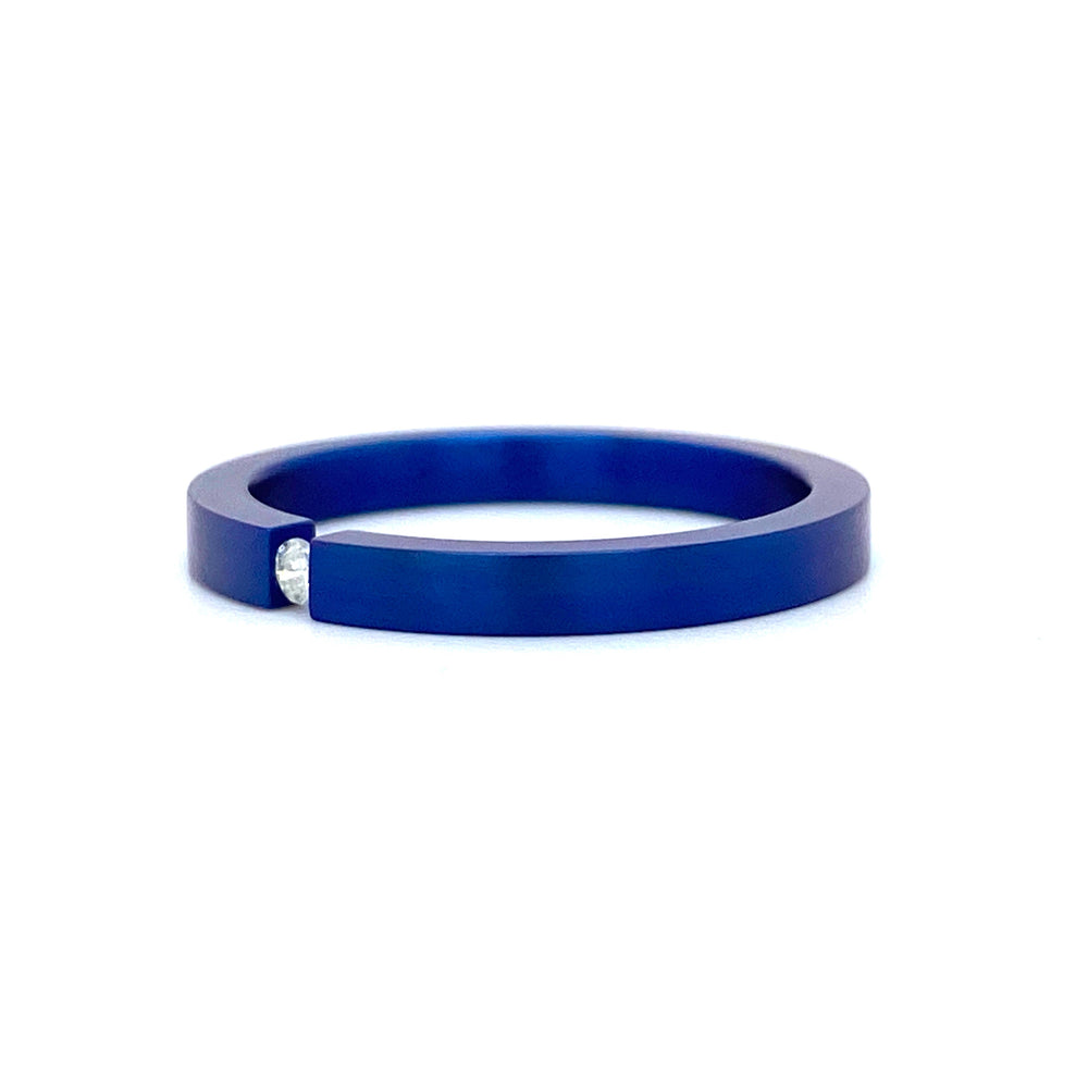 
                      
                        Donkerblauw gekleurde titanium ring bezet met 1 briljant geslepen diamant van 0.03crt kleur topwesselton kwaliteit si maat 17.25/54 model r9443 €135
                      
                    