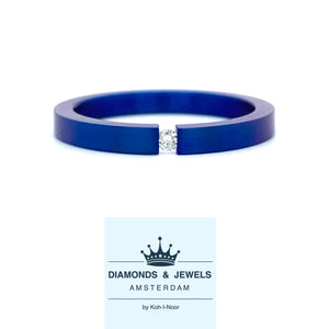 Donkerblauw gekleurde titanium ring bezet met 1 briljant geslepen diamant van 0.03crt kleur topwesselton kwaliteit si maat 17.25/54 model r9443 €135