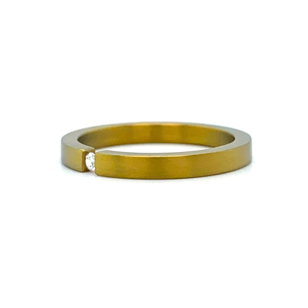 
                      
                        Geel gekleurde titanium ring bezet met 1 briljant geslepen diamant van 0.03crt kleur top wesselton kwaliteit si maat 17.25/54 model r9444 €135
                      
                    