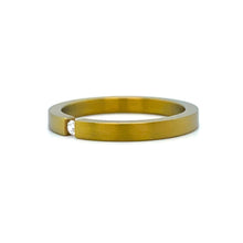 Cargar imagen en el visor de la galería, Geel gekleurde titanium ring bezet met 1 briljant geslepen diamant van 0.03crt kleur top wesselton kwaliteit si maat 17.25/54 model r9444 €135
