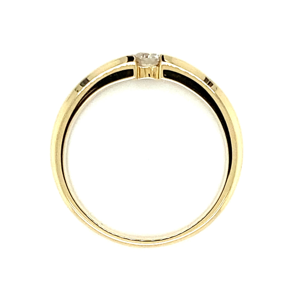 
                      
                        Geelgouden spanning ring van 5.8 gram en 3.9 mm breed. Bezet met 1 briljant geslepen diamant van 0.19 crt kleur top wesselton kwaliteit VS2 model r 9454
                      
                    