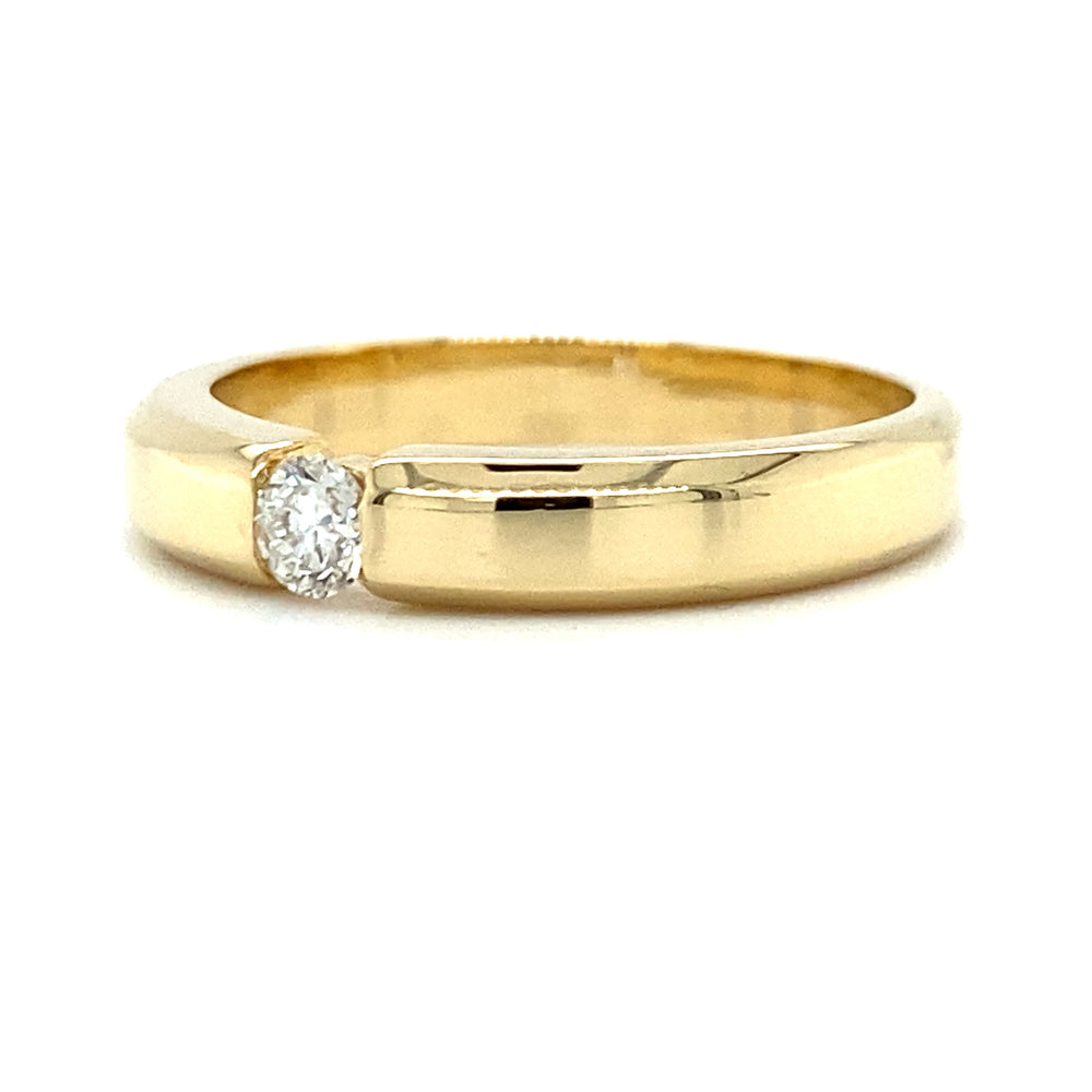 
                      
                        Geelgouden spanning ring van 5.8 gram en 3.9 mm breed. Bezet met 1 briljant geslepen diamant van 0.19 crt kleur top wesselton kwaliteit VS2 model r 9454
                      
                    