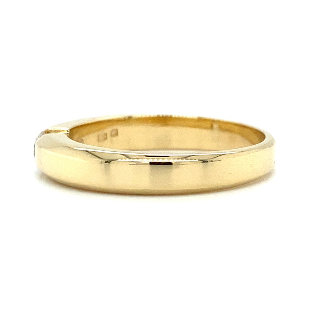 
                      
                        Geelgouden spanning ring van 5.8 gram en 3.9 mm breed. Bezet met 1 briljant geslepen diamant van 0.19 crt kleur top wesselton kwaliteit VS2 model r 9454
                      
                    