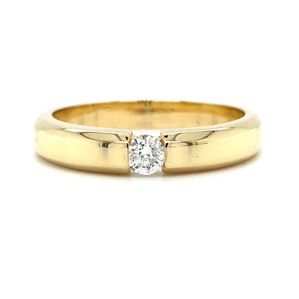 Geelgouden spanning ring van 5.8 gram en 3.9 mm breed. Bezet met 1 briljant geslepen diamant van 0.19 crt kleur top wesselton kwaliteit VS2 model r 9454