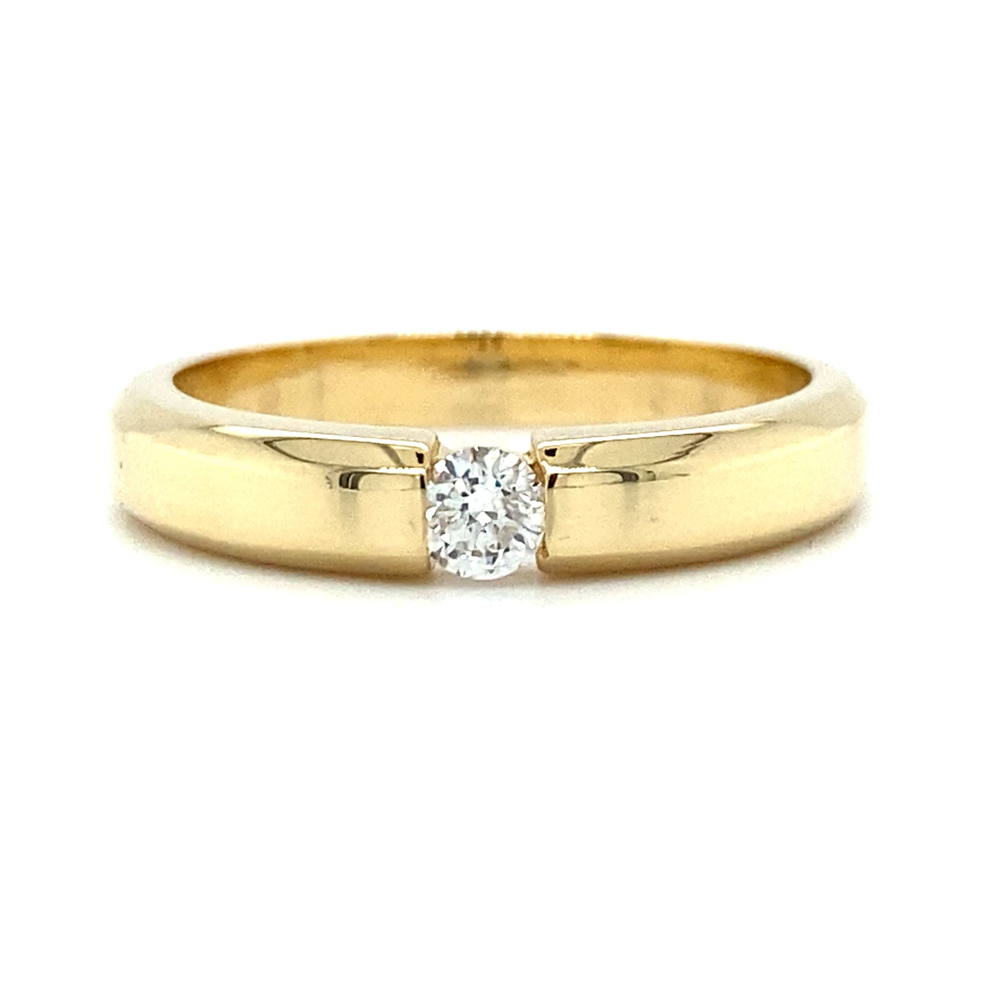 Geelgouden spanning ring van 5.8 gram en 3.9 mm breed. Bezet met 1 briljant geslepen diamant van 0.19 crt kleur top wesselton kwaliteit VS2 model r 9454