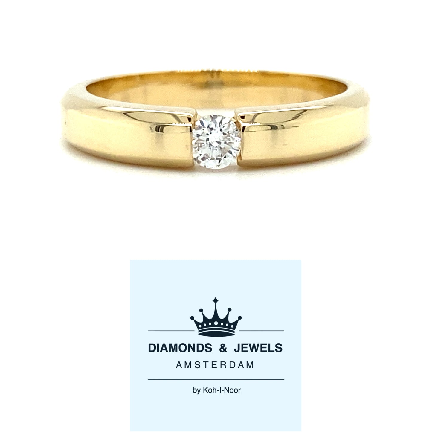 Geelgouden spanning ring van 5.8 gram en 3.9 mm breed. Bezet met 1 briljant geslepen diamant van 0.19 crt kleur top wesselton kwaliteit VS2 model r 9454