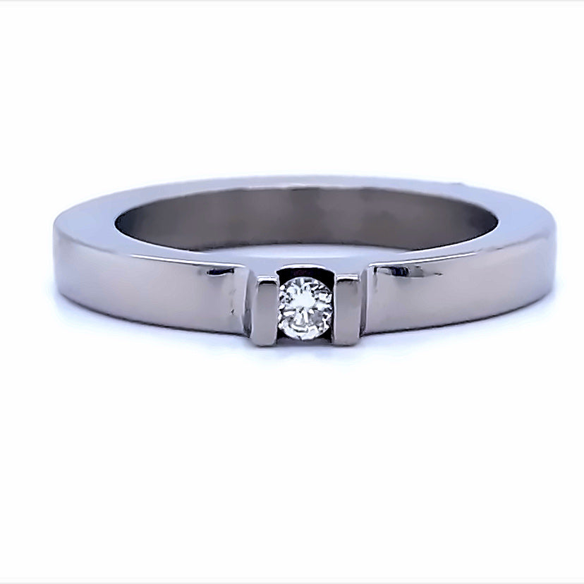 Titanium solitaire ring bezet met 1 briljant geslepen diamant van 0.05 crt Kleur: Top Wesselton Kwaliteit: VS Zetting: 3 x 5 mm Model: R 9459