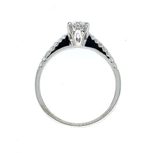 Afbeelding in Gallery-weergave laden, 18kt witgouden ring van 1.8 gram met een ringscheen van 1.5 mm. Bezet met 1 briljant geslepen diamant van 0.25 crt en 14 briljant geslepen diamanten met een totaalgewicht van 0.12 crt. Kleur Top Wesselton kwaliteit: VS Doorsnee zetting: 5 mm Model R 9563
