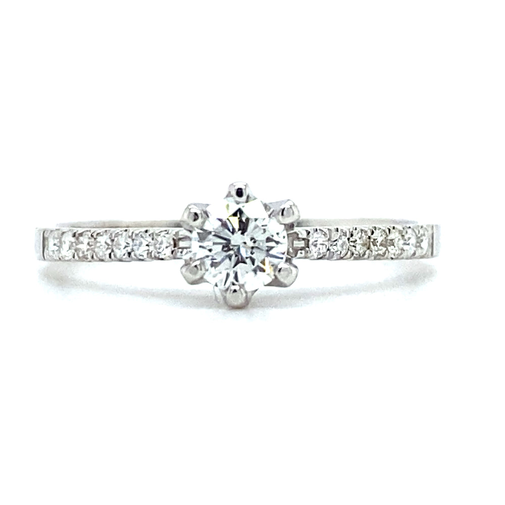 18kt witgouden ring van 1.8 gram met een ringscheen van 1.5 mm. Bezet met 1 briljant geslepen diamant van 0.25 crt en 14 briljant geslepen diamanten met een totaalgewicht van 0.12 crt. Kleur Top Wesselton kwaliteit: VS Doorsnee zetting: 5 mm Model R 9563
