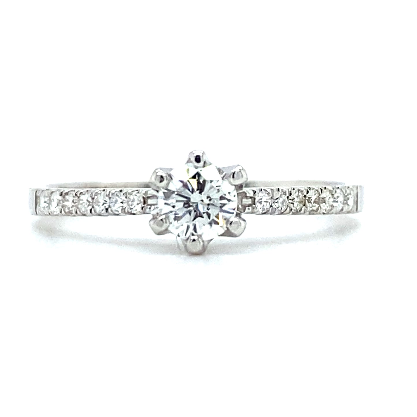 18kt witgouden ring van 1.8 gram met een ringscheen van 1.5 mm. Bezet met 1 briljant geslepen diamant van 0.25 crt en 14 briljant geslepen diamanten met een totaalgewicht van 0.12 crt. Kleur Top Wesselton kwaliteit: VS Doorsnee zetting: 5 mm Model R 9563