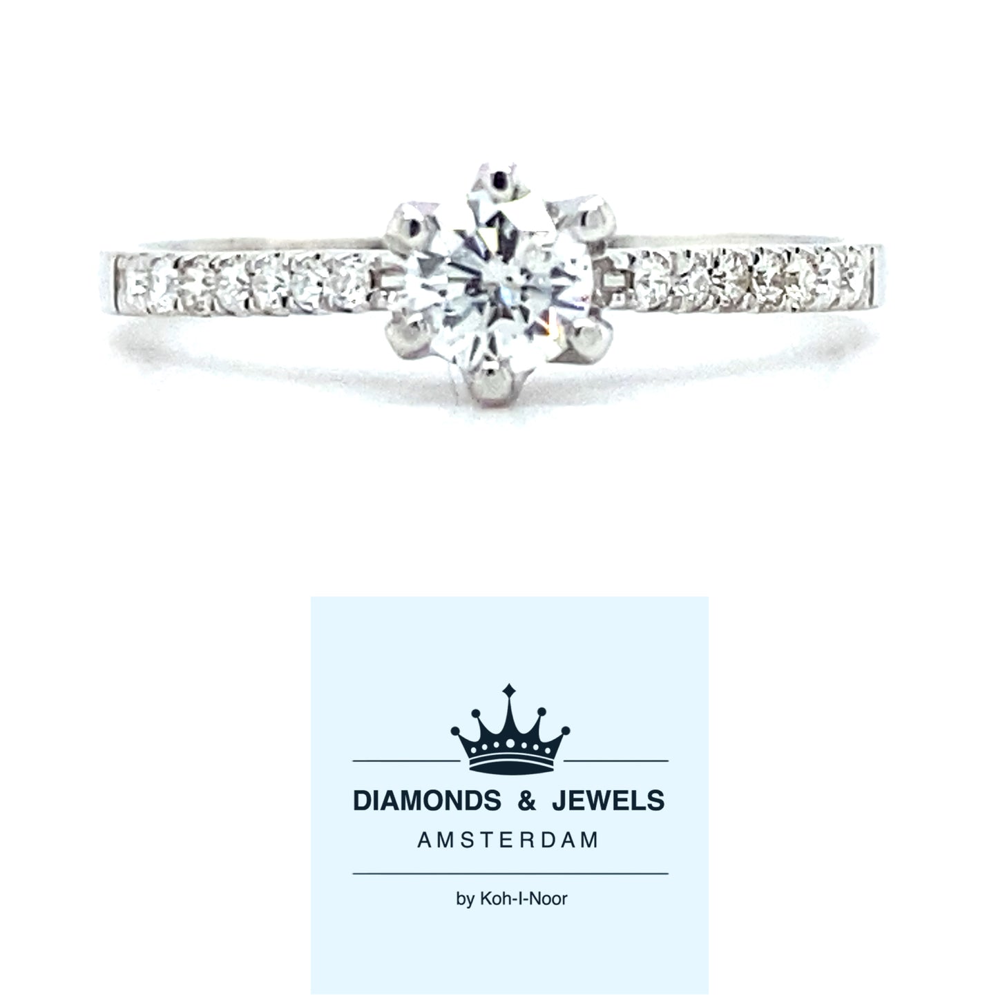 18kt witgouden ring van 1.8 gram met een ringscheen van 1.5 mm. Bezet met 1 briljant geslepen diamant van 0.25 crt en 14 briljant geslepen diamanten met een totaalgewicht van 0.12 crt. Kleur Top Wesselton kwaliteit: VS Doorsnee zetting: 5 mm Model R 9563