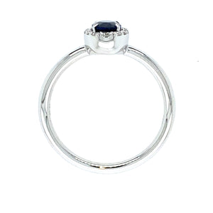 18 karaats witgouden rozet ring van 2.7 gram. Bezet met een ovale saffier van 0.66 crt en 16 briljant geslepen diamanten met een totaalgewicht van 0.12 crt kleur top wesselton, kwaliteit vs. De ring is 2 mm breed en de zetting 9 x 7 mm. Model R 9573