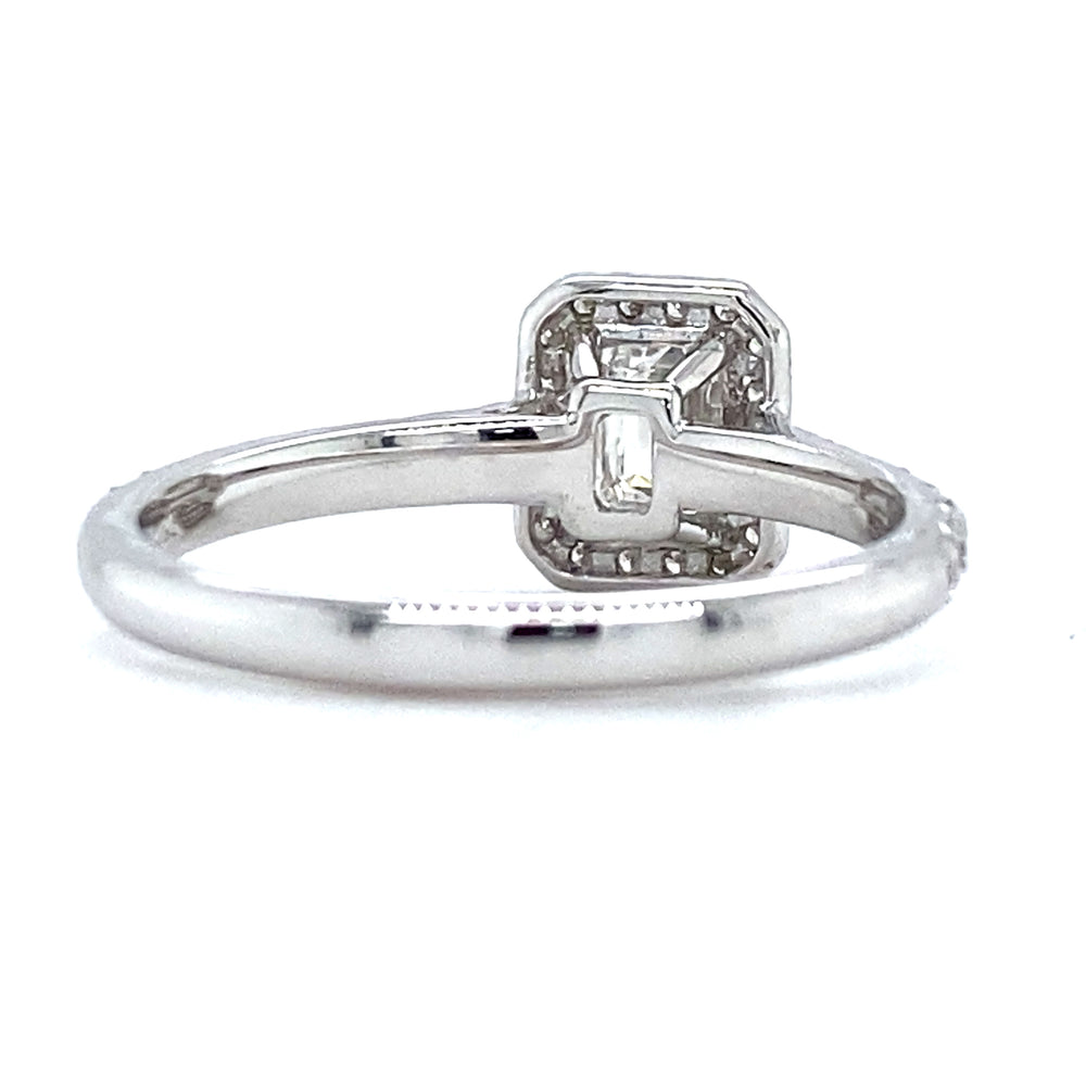 
                      
                        18kt witgouden halo rijring van 2.7 gram. Bezet met 1 Emerald geslepen diamant van 0.43 crt kleur top wesselton kwaliteit vs. En 34 briljant geslepen diamanten met een totaalgewicht van 0.38ct kleur top wesselton kwaliteit vs zetting: 13.5 x 7.5mm Model R 10532
                      
                    