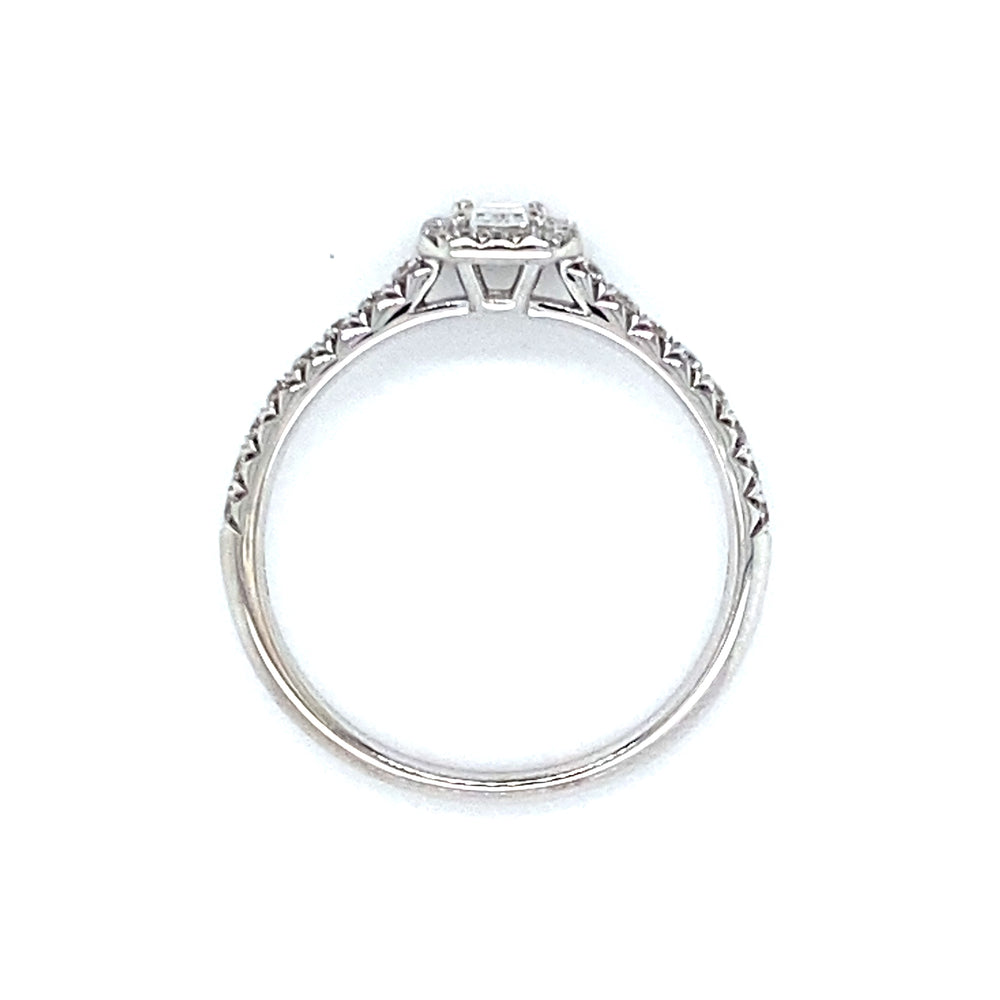 
                      
                        18kt witgouden halo rijring van 2.7 gram. Bezet met 1 Emerald geslepen diamant van 0.43 crt kleur top wesselton kwaliteit vs. En 34 briljant geslepen diamanten met een totaalgewicht van 0.38ct kleur top wesselton kwaliteit vs zetting: 13.5 x 7.5mm Model R 10532
                      
                    