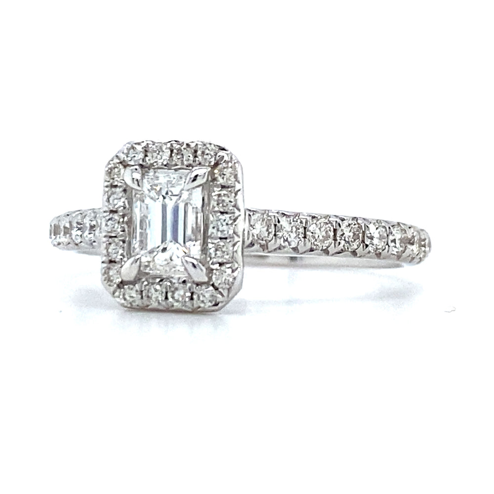 
                      
                        18kt witgouden halo rijring van 2.7 gram. Bezet met 1 Emerald geslepen diamant van 0.43 crt kleur top wesselton kwaliteit vs. En 34 briljant geslepen diamanten met een totaalgewicht van 0.38ct kleur top wesselton kwaliteit vs zetting: 13.5 x 7.5mm Model R 10532
                      
                    