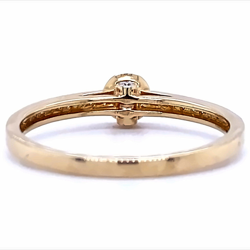 
                      
                        14 karaat geel gouden solitair pavé rij ring van 1.57 gram en 2 mm breed. Bezet met 1 briljant geslepen diamant in het midden van 0.15 crt en 22 briljant geslepen diamanten in de ringscheen met een totaalgewicht van 0.13 crt. Kleur: Top Wesselton Kwaliteit: VS Zetting: 5 mm Model: R 9603
                      
                    