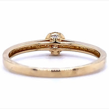 Afbeelding in Gallery-weergave laden, 14 karaat geel gouden solitair pavé rij ring van 1.57 gram en 2 mm breed. Bezet met 1 briljant geslepen diamant in het midden van 0.15 crt en 22 briljant geslepen diamanten in de ringscheen met een totaalgewicht van 0.13 crt. Kleur: Top Wesselton Kwaliteit: VS Zetting: 5 mm Model: R 9603
