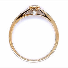 Afbeelding in Gallery-weergave laden, 14 karaat geel gouden solitair pavé rij ring van 1.57 gram en 2 mm breed. Bezet met 1 briljant geslepen diamant in het midden van 0.15 crt en 22 briljant geslepen diamanten in de ringscheen met een totaalgewicht van 0.13 crt. Kleur: Top Wesselton Kwaliteit: VS Zetting: 5 mm Model: R 9603
