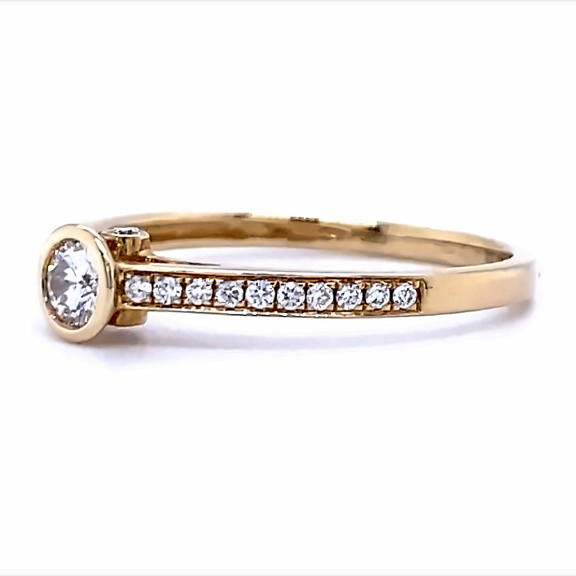 
                      
                        14 karaat geel gouden solitair pavé rij ring van 1.57 gram en 2 mm breed. Bezet met 1 briljant geslepen diamant in het midden van 0.15 crt en 22 briljant geslepen diamanten in de ringscheen met een totaalgewicht van 0.13 crt. Kleur: Top Wesselton Kwaliteit: VS Zetting: 5 mm Model: R 9603
                      
                    