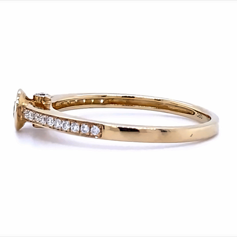 
                      
                        14 karaat geel gouden solitair pavé rij ring van 1.57 gram en 2 mm breed. Bezet met 1 briljant geslepen diamant in het midden van 0.15 crt en 22 briljant geslepen diamanten in de ringscheen met een totaalgewicht van 0.13 crt. Kleur: Top Wesselton Kwaliteit: VS Zetting: 5 mm Model: R 9603
                      
                    