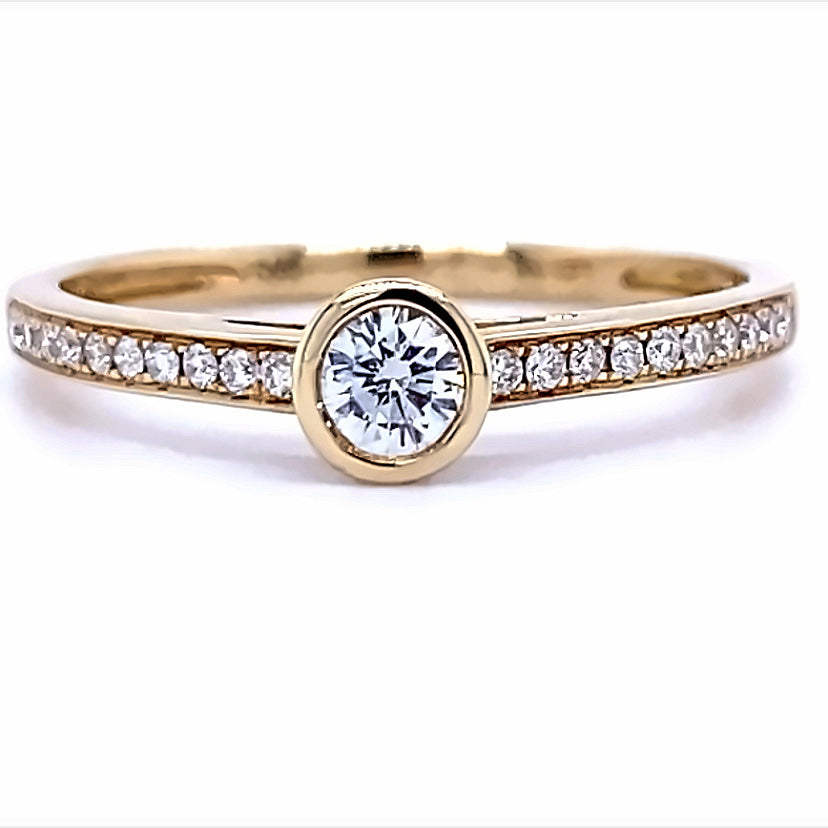 14 karaat geel gouden solitair pavé rij ring van 1.57 gram en 2 mm breed. Bezet met 1 briljant geslepen diamant in het midden van 0.15 crt en 22 briljant geslepen diamanten in de ringscheen met een totaalgewicht van 0.13 crt. Kleur: Top Wesselton Kwaliteit: VS Zetting: 5 mm Model: R 9603