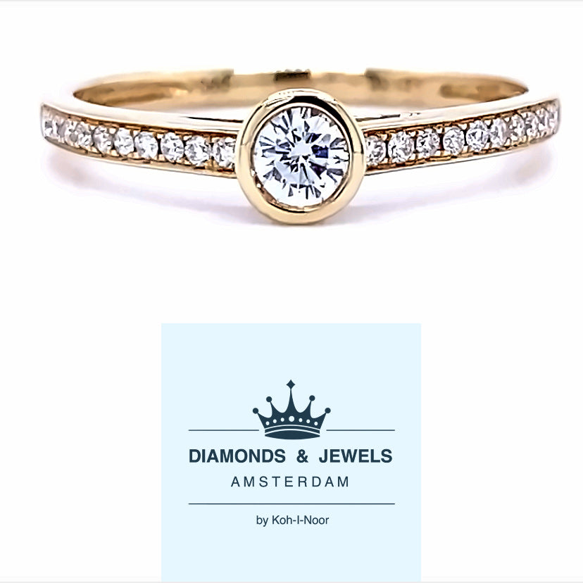 14 karaat geel gouden solitair pavé rij ring van 1.57 gram en 2 mm breed. Bezet met 1 briljant geslepen diamant in het midden van 0.15 crt en 22 briljant geslepen diamanten in de ringscheen met een totaalgewicht van 0.13 crt. Kleur: Top Wesselton Kwaliteit: VS Zetting: 5 mm Model: R 9603