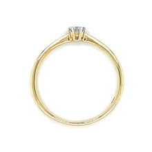 Afbeelding in Gallery-weergave laden, 14 karaat geel gouden solitair ring van 1.8 gram en 2 tot 1 mm breed. Bezet met 1 briljant geslepen diamant van 0.10 crt kleur G kwaliteit VS2 Zetting: Ø 4 mm Model R 9672
