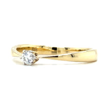 Load image into Gallery viewer, 14 karaat geel gouden solitair ring van 1.8 gram en 2 tot 1 mm breed. Bezet met 1 briljant geslepen diamant van 0.10 crt kleur G kwaliteit VS2 Zetting: Ø 4 mm Model R 9672
