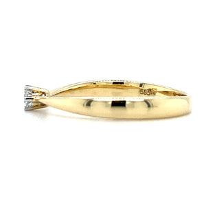 14 karaat geel gouden solitair ring van 1.8 gram en 2 tot 1 mm breed. Bezet met 1 briljant geslepen diamant van 0.10 crt kleur G kwaliteit VS2 Zetting: Ø 4 mm Model R 9672