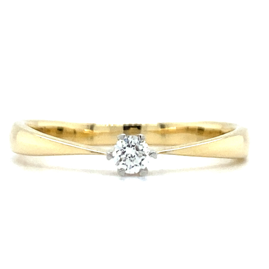 14 karaat geel gouden solitair ring van 1.8 gram en 2 tot 1 mm breed. Bezet met 1 briljant geslepen diamant van 0.10 crt kleur G kwaliteit VS2 Zetting: Ø 4 mm Model R 9672