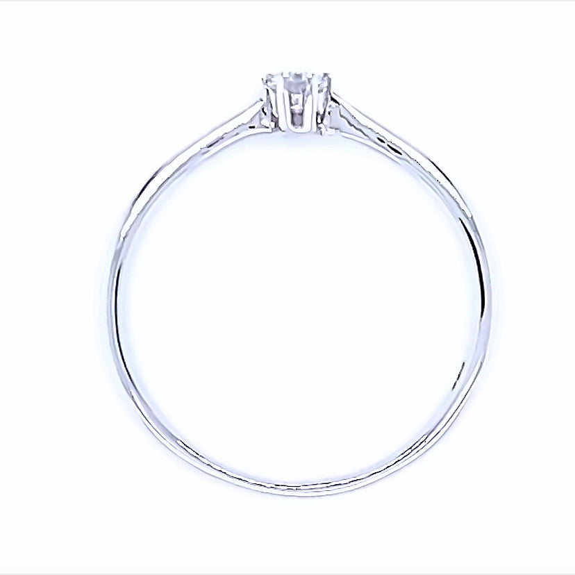 
                      
                        14 kaaat wit gouden solitaire ring van 1.7 gram en 1 tot 2 cm breed. Bezet met 1 briljant geslepen diamant van 0.10 crt Kleur: G Kwaliteit: VS2 Zetting: 3 mm Model: R 9674
                      
                    