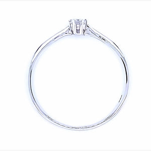14 kaaat wit gouden solitaire ring van 1.7 gram en 1 tot 2 cm breed. Bezet met 1 briljant geslepen diamant van 0.10 crt Kleur: G Kwaliteit: VS2 Zetting: 3 mm Model: R 9674