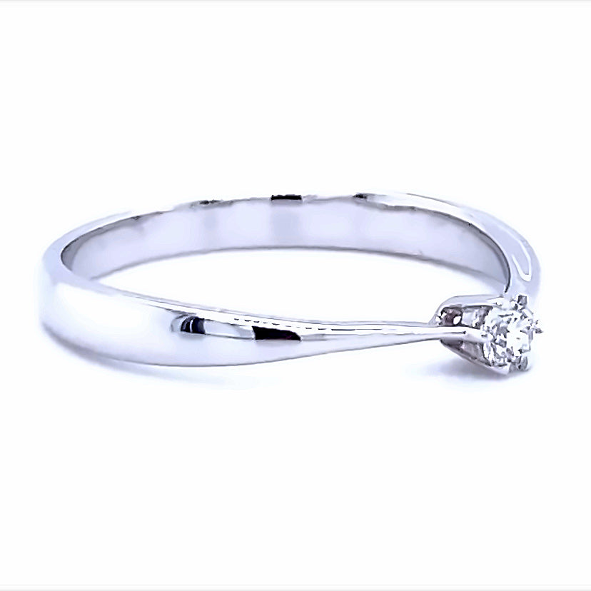 
                      
                        14 kaaat wit gouden solitaire ring van 1.7 gram en 1 tot 2 cm breed. Bezet met 1 briljant geslepen diamant van 0.10 crt Kleur: G Kwaliteit: VS2 Zetting: 3 mm Model: R 9674
                      
                    