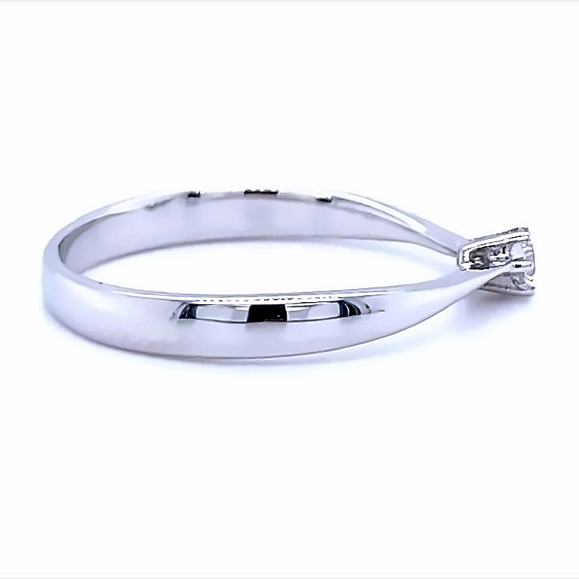 
                      
                        14 kaaat wit gouden solitaire ring van 1.7 gram en 1 tot 2 cm breed. Bezet met 1 briljant geslepen diamant van 0.10 crt Kleur: G Kwaliteit: VS2 Zetting: 3 mm Model: R 9674
                      
                    