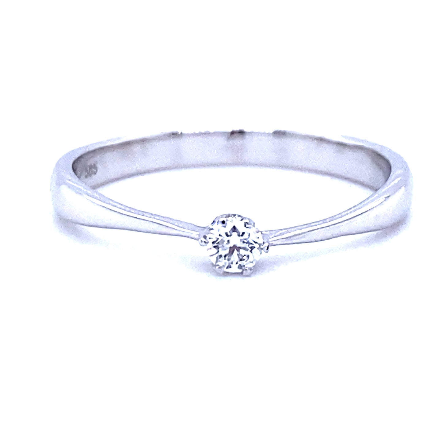 14 kaaat wit gouden solitaire ring van 1.7 gram en 1 tot 2 cm breed. Bezet met 1 briljant geslepen diamant van 0.10 crt Kleur: G Kwaliteit: VS2 Zetting: 3 mm Model: R 9674