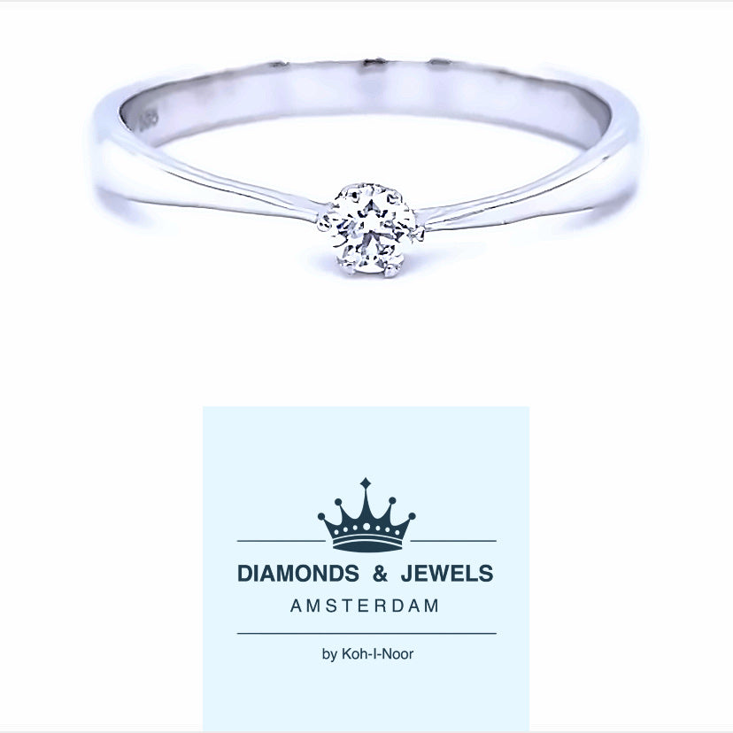 14 kaaat wit gouden solitaire ring van 1.7 gram en 1 tot 2 cm breed. Bezet met 1 briljant geslepen diamant van 0.10 crt Kleur: G Kwaliteit: VS2 Zetting: 3 mm Model: R 9674