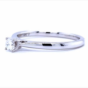 14 karaat wit gouden solitaire ring van 2.2 gram en 1 tot 2 mm breed. Bezet met 1 briljant geslepen diamant van 0.19 crt Kleur: Top Wesselton Kwaliteit: VS Zetting: Ø 4 mm Model: R 9682