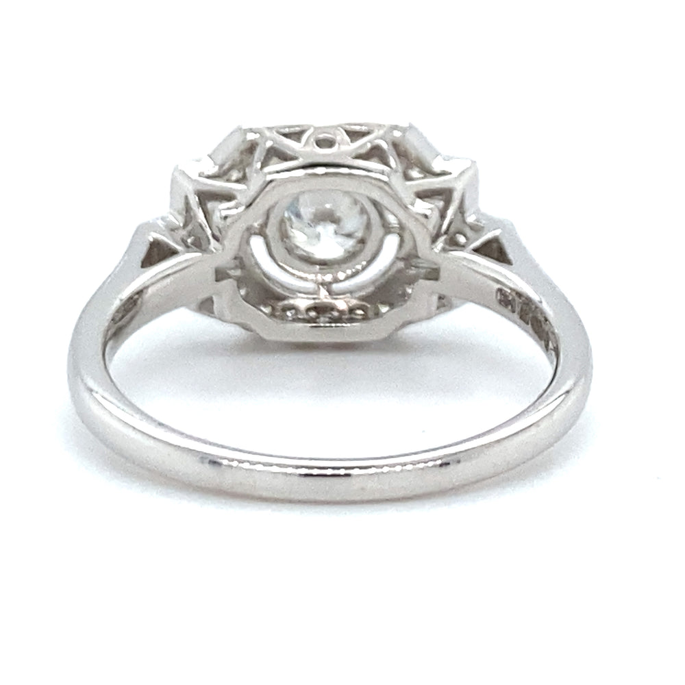 
                      
                        18 karaats witgouden Art Deco ring van 3.7 gram en 2 mm breed. Bezet met 1 briljant geslepen diamant van 0.17 crt en 27 briljant geslepen diamanten met een totaalgewicht van 0.27 crt Kleur: Top Wesselton Kwaliteit: VS Zetting: 10 x 16 mm Model R 9705
                      
                    