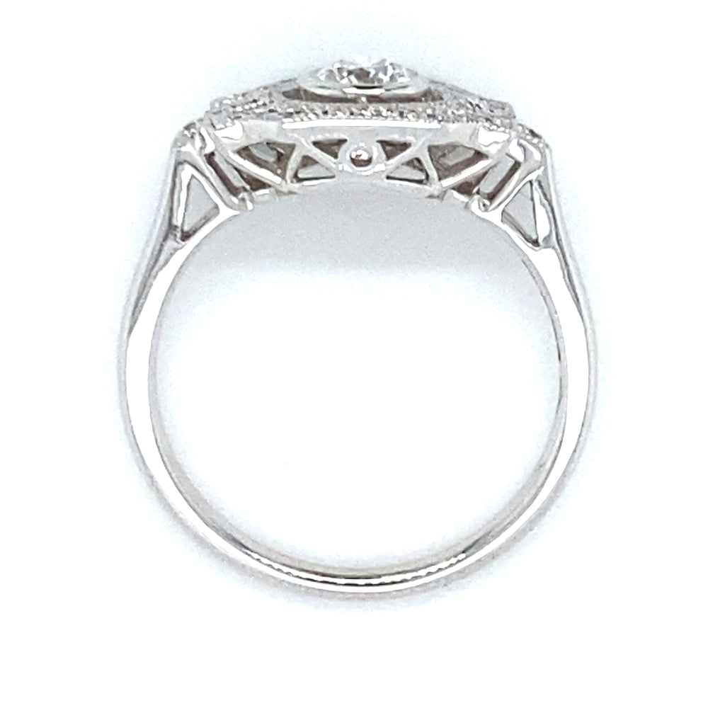 
                      
                        18 karaats witgouden Art Deco ring van 3.7 gram en 2 mm breed. Bezet met 1 briljant geslepen diamant van 0.17 crt en 27 briljant geslepen diamanten met een totaalgewicht van 0.27 crt Kleur: Top Wesselton Kwaliteit: VS Zetting: 10 x 16 mm Model R 9705
                      
                    
