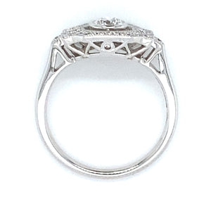 18 karaats witgouden Art Deco ring van 3.7 gram en 2 mm breed. Bezet met 1 briljant geslepen diamant van 0.17 crt en 27 briljant geslepen diamanten met een totaalgewicht van 0.27 crt Kleur: Top Wesselton Kwaliteit: VS Zetting: 10 x 16 mm Model R 9705