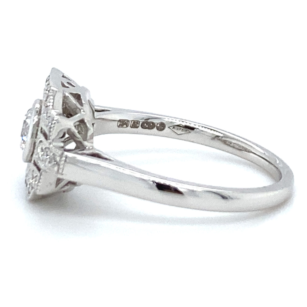 
                      
                        18 karaats witgouden Art Deco ring van 3.7 gram en 2 mm breed. Bezet met 1 briljant geslepen diamant van 0.17 crt en 27 briljant geslepen diamanten met een totaalgewicht van 0.27 crt Kleur: Top Wesselton Kwaliteit: VS Zetting: 10 x 16 mm Model R 9705
                      
                    