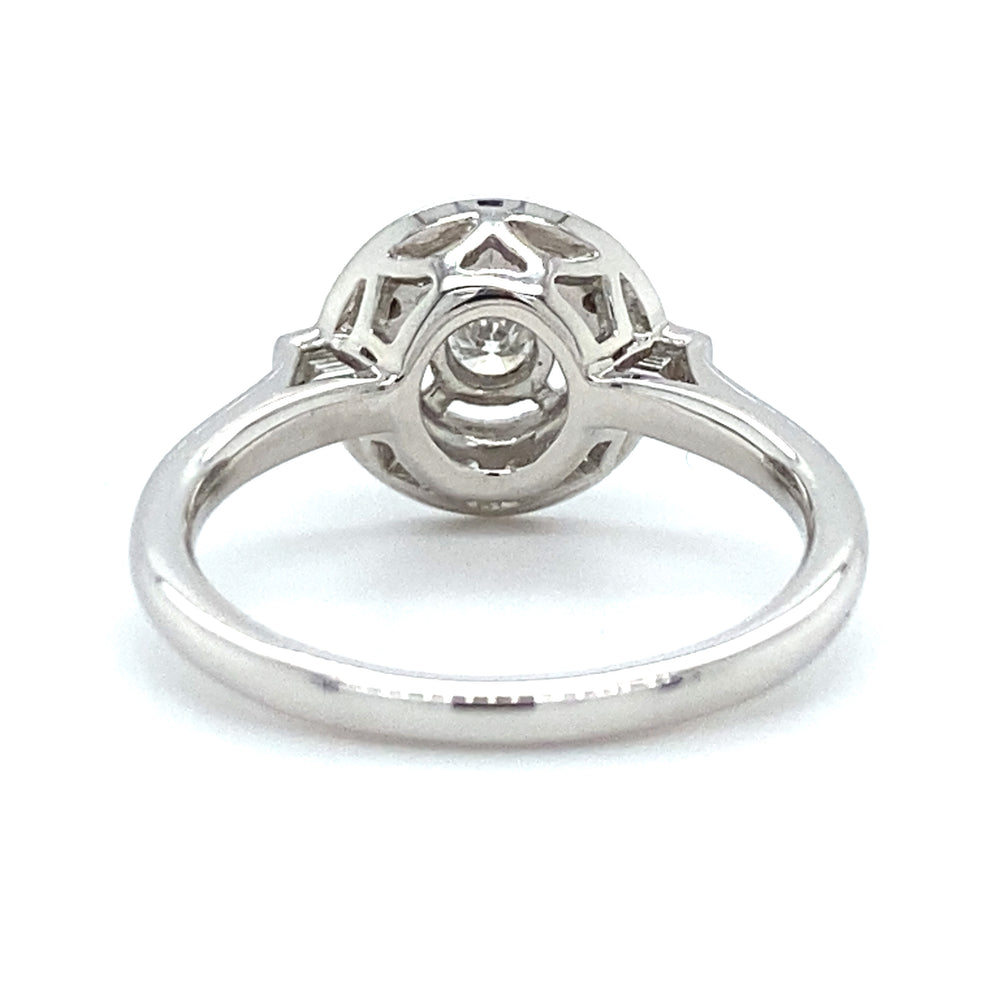 
                      
                        18 karaat Art Deco witgouden ring van 3.35 gram. Bezet met 13 briljant geslepen diamanten met een totaalgewicht van 0.26 crt en 2 baguette geslepen diamanten met een totaalgewicht van 0.10 crt Kleur: Top Wesselton Kwaliteit: VS Zetting: 11 x 13 mm Model R 9706
                      
                    