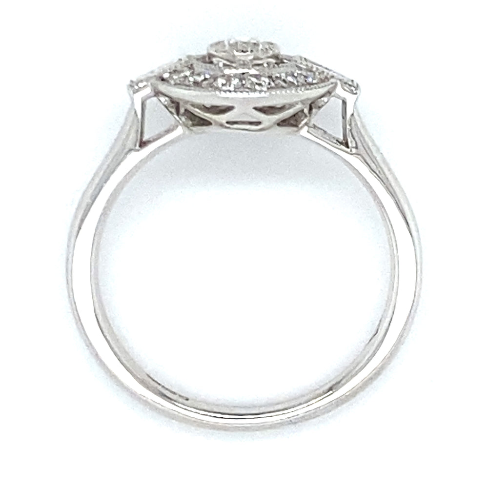 
                      
                        18 karaat Art Deco witgouden ring van 3.35 gram. Bezet met 13 briljant geslepen diamanten met een totaalgewicht van 0.26 crt en 2 baguette geslepen diamanten met een totaalgewicht van 0.10 crt Kleur: Top Wesselton Kwaliteit: VS Zetting: 11 x 13 mm Model R 9706
                      
                    
