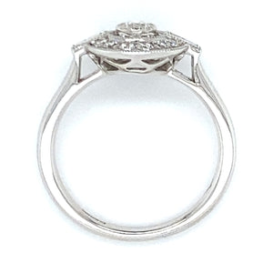 18 karaat Art Deco witgouden ring van 3.35 gram. Bezet met 13 briljant geslepen diamanten met een totaalgewicht van 0.26 crt en 2 baguette geslepen diamanten met een totaalgewicht van 0.10 crt Kleur: Top Wesselton Kwaliteit: VS Zetting: 11 x 13 mm Model R 9706
