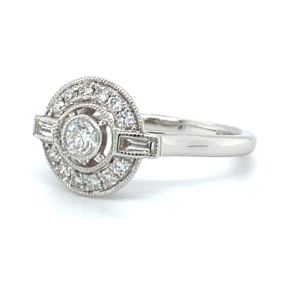 
                      
                        18 karaat Art Deco witgouden ring van 3.35 gram. Bezet met 13 briljant geslepen diamanten met een totaalgewicht van 0.26 crt en 2 baguette geslepen diamanten met een totaalgewicht van 0.10 crt Kleur: Top Wesselton Kwaliteit: VS Zetting: 11 x 13 mm Model R 9706
                      
                    