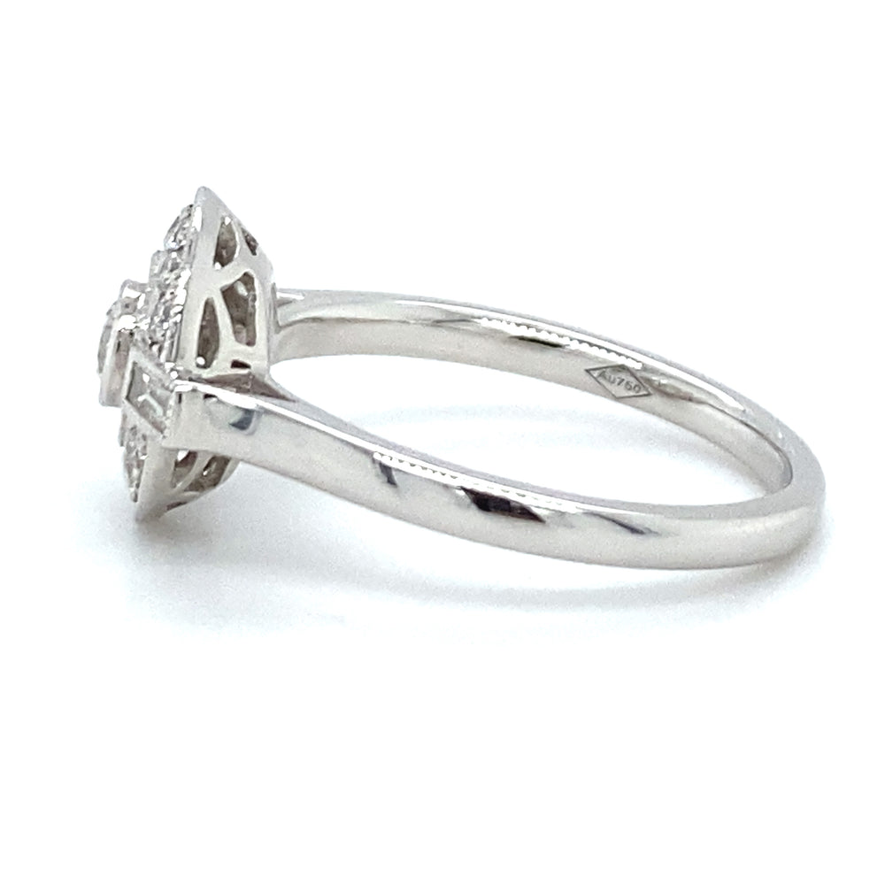 
                      
                        18 karaat Art Deco witgouden ring van 3.35 gram. Bezet met 13 briljant geslepen diamanten met een totaalgewicht van 0.26 crt en 2 baguette geslepen diamanten met een totaalgewicht van 0.10 crt Kleur: Top Wesselton Kwaliteit: VS Zetting: 11 x 13 mm Model R 9706
                      
                    