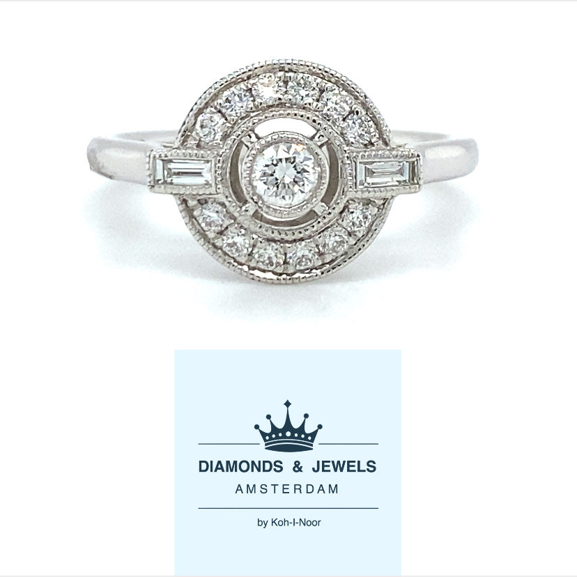 18 karaat Art Deco witgouden ring van 3.35 gram. Bezet met 13 briljant geslepen diamanten met een totaalgewicht van 0.26 crt en 2 baguette geslepen diamanten met een totaalgewicht van 0.10 crt Kleur: Top Wesselton Kwaliteit: VS Zetting: 11 x 13 mm Model R 9706