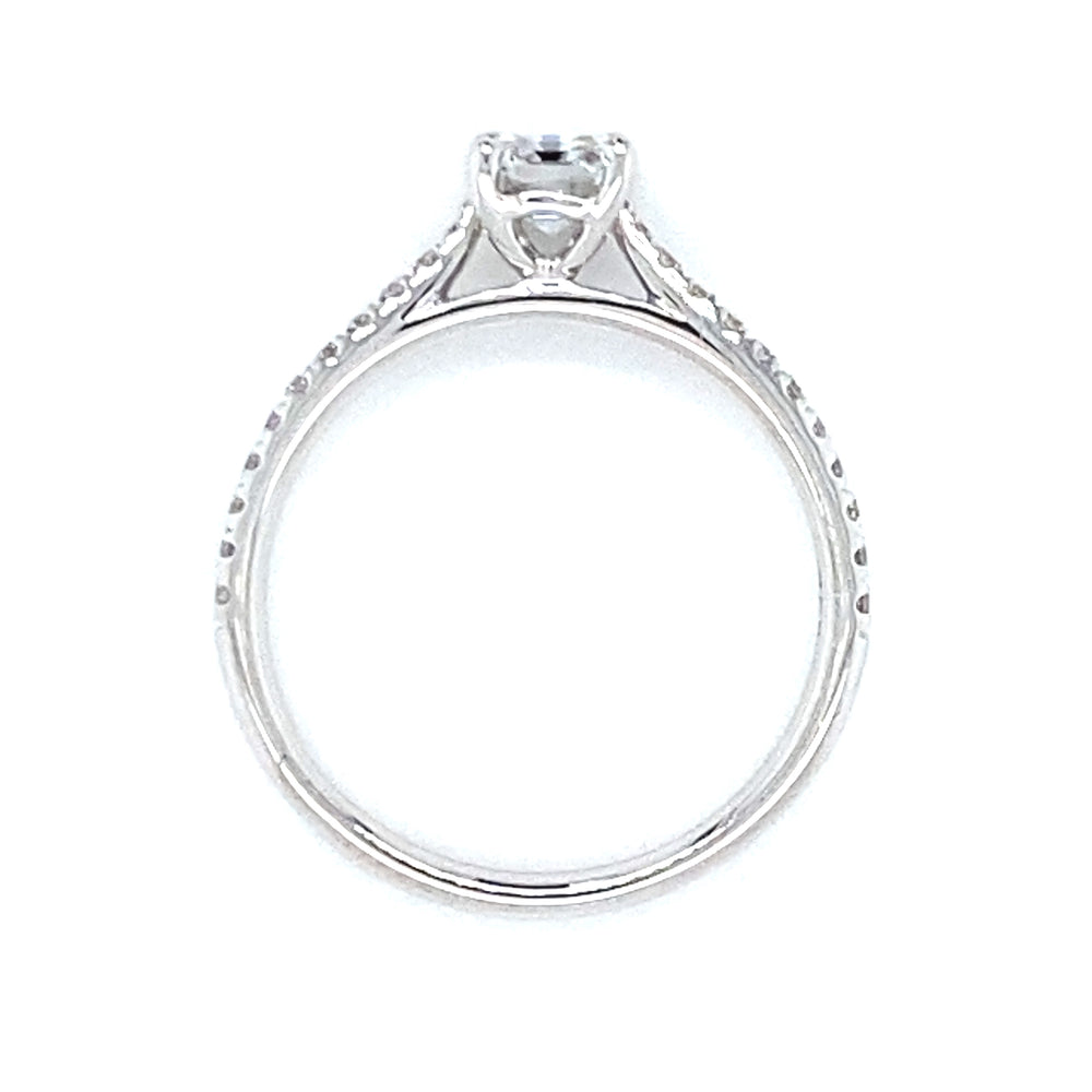 
                      
                        18 karaat witgouden ring van 1.95 gram en 2 mm breed. Bezet met 1 Asscher geslepen diamant van  0.67 crt kleur E kwaliteit VVS1 en 22 briljant geslepen diamanten met een totaalgewicht van 0.15 crt kleur top wesselton kwaliteit vs1 Zetting: 6 x 5 mm Model: R 9709
                      
                    