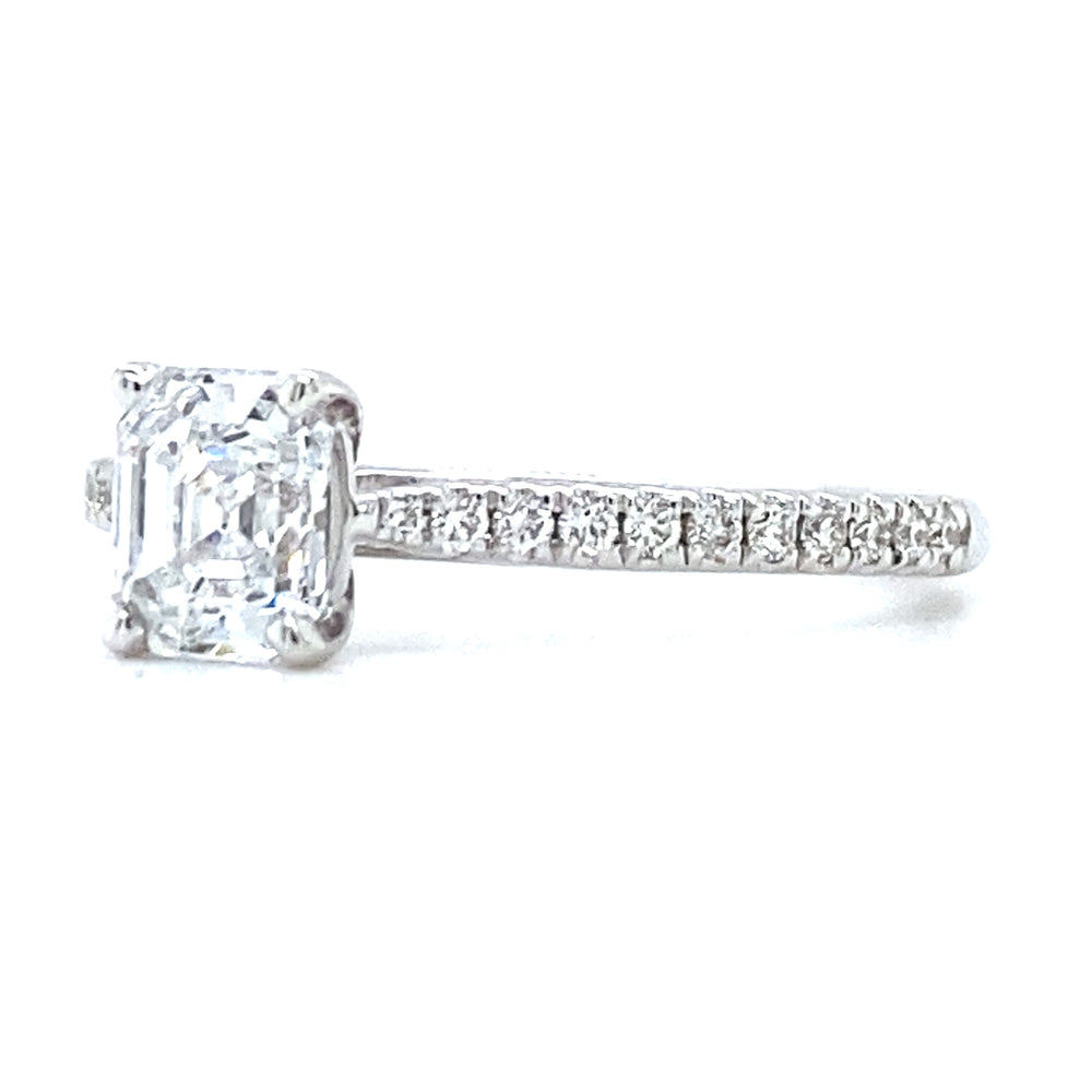 
                      
                        18 karaat witgouden ring van 1.95 gram en 2 mm breed. Bezet met 1 Asscher geslepen diamant van  0.67 crt kleur E kwaliteit VVS1 en 22 briljant geslepen diamanten met een totaalgewicht van 0.15 crt kleur top wesselton kwaliteit vs1 Zetting: 6 x 5 mm Model: R 9709
                      
                    
